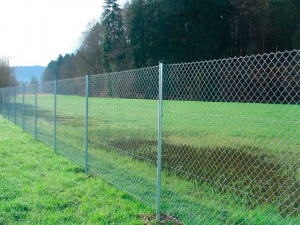 Установка сетки рабицы